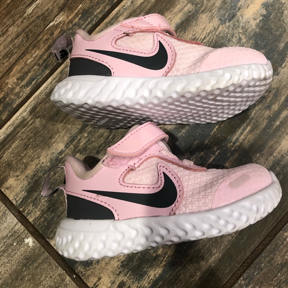 Sold -Nike // Toddler shoes - Picture 5 of 8